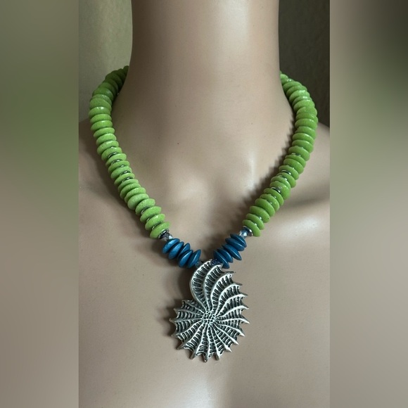 22 inch green and blue beachy necklace NWOT - Picture 2 of 15